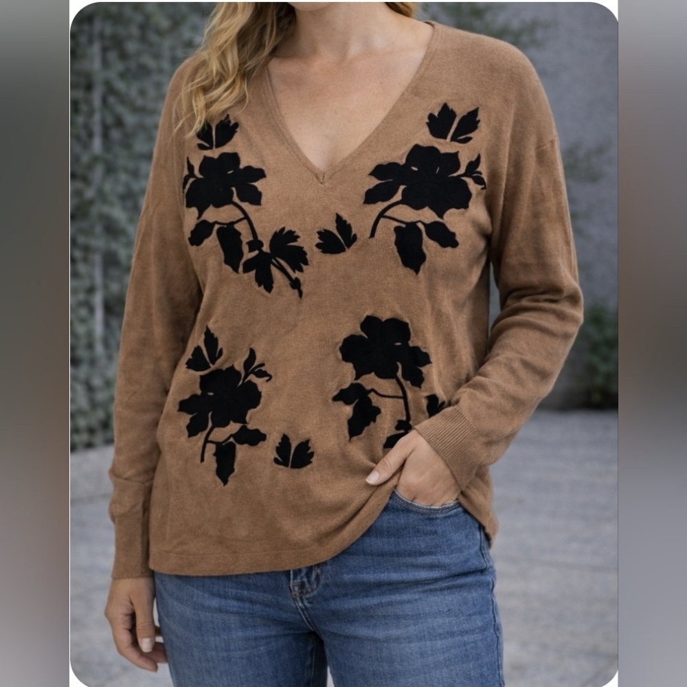 3/$20🎉 Chico’s Camel Floral Embroidered V-Neck Sweater Size 1 Medium BrownBlack